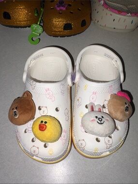 CROCS Kids White Printed Clogs with Plush Character Charms